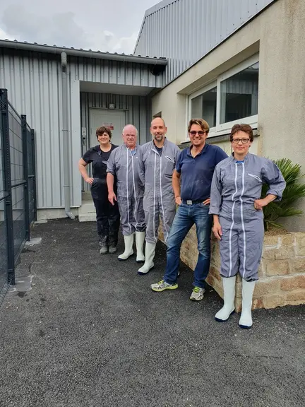 Thierry Marchal (2e en partant de la droite), avec Nathalie, Philippe, Ronan et Emmanuel, les salariés de l'élevage. © T. Marchal