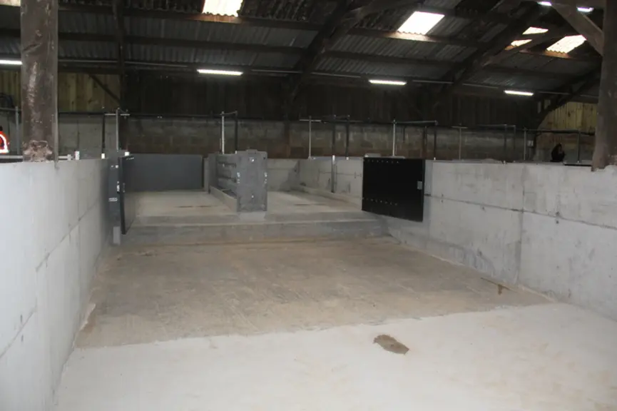 Chaque porc dispose d'une surface de 1.20 m2. Deux portillons permettent d’isoler les animaux dans la zone d'alimentation pour les soins, le curage du