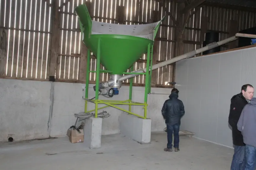 Le maïs est stocké tous les jours  dans une cuve intermédiaire pour être repris à la demande en fonction des besoins de la machine à soupe. © D. Poilv