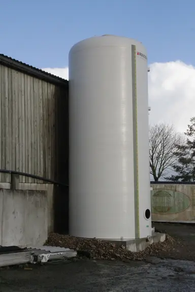 Le lactosérum est stocké dans une cuve extérieure. Son utilisation permet la valorisation des produits en saucisse de Morteau et de Montbéliard. © D.