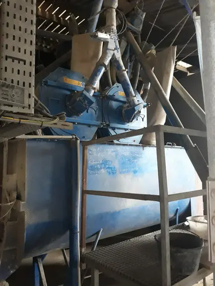 La mélangeuse comprend deux broyeurs. Leur surveillance hebdomadaire est facilitée par la présence d'une plateforme accessible par des marches.  © Y.