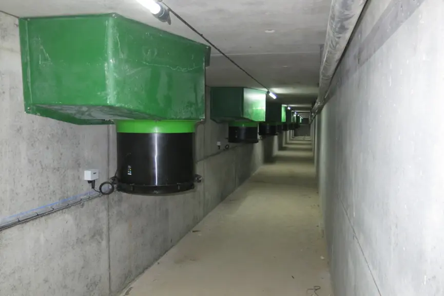 Des modules de gestion des débits (trappe motorisée + hélice folle) sont installés en sorties des salles dans la gaine d'extraction.  © Ifip
