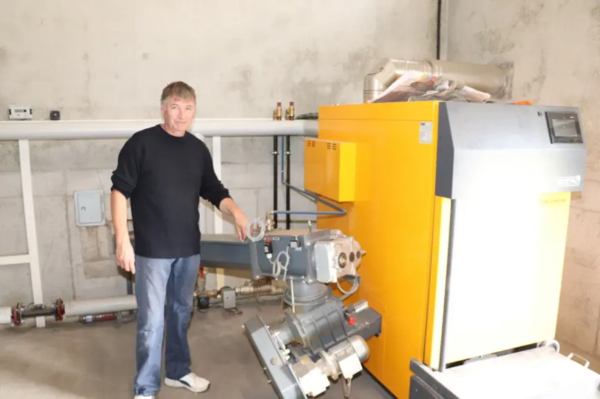 Gilles Le Douget a investi dans une chaudière au bois de 130 kW qui fonctionne avec des plaquettes bois issues des haies de son exploitation. © D. Poi