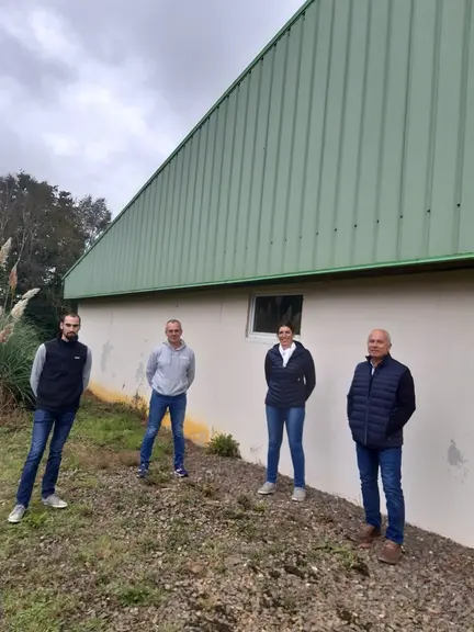 Jean Charles Huraux et Emmanuel Vallée (salariés de la SCEA Le Bois), Nathalie Deville (vétérinaire Sanders-Cybelvet), Philippe Soriot (Technicien San