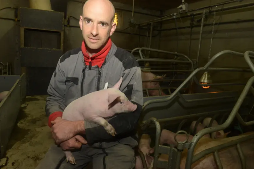Mathieu Abgrall. « Avec l’engraissement de Landivisiau, je peux engraisser tous les animaux nés sur la ferme. » © F. Jourdain