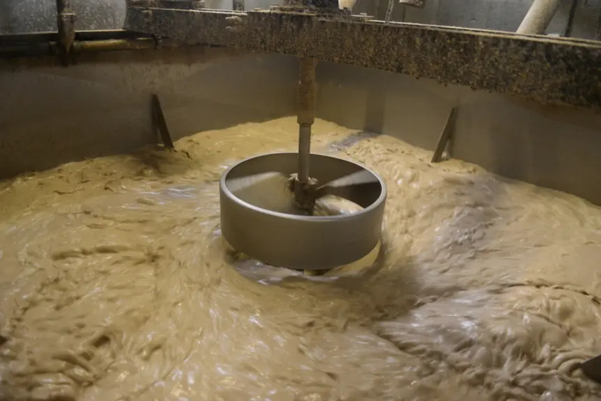 Les porcs charcutiers sont nourris avec des aliments fabriqués à la ferme. © F. Jourdain