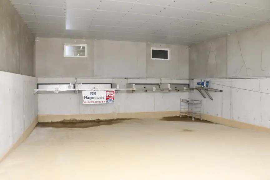 Une plate-forme de stockage de la fraction solide des déjections a été aménagée à l'une des extrémités du bâtiment. Elle occupe l'équivalent de la sur