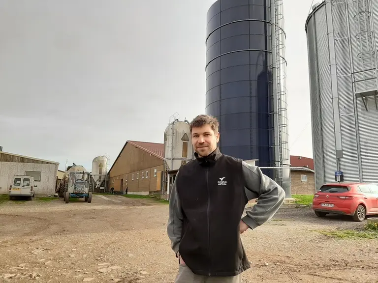 Mathieu Schneider valorise ses céréales en engraissement avec un complémentaire. Il a pour objectif de créer une FAF pour fabriquer tous ses aliments.