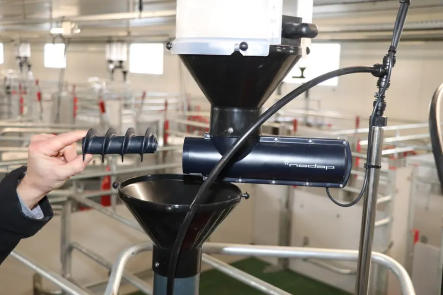 L'alimentateur Nedap commercialisé par la SA Méheust à Lamballe est constitué d'une petite vis sans fin à rotation lente entraînée par un moteur qui p