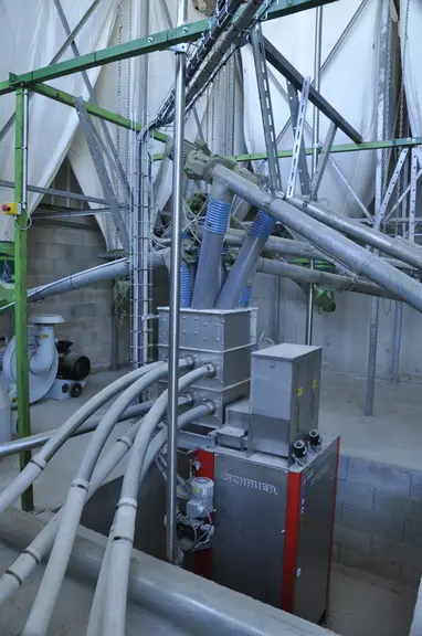 L’unité de fabrication de l’aliment : les matières premières broyées sont transportées à sec et mélangées avec l’eau juste avant l’auge. © B. Griffoul