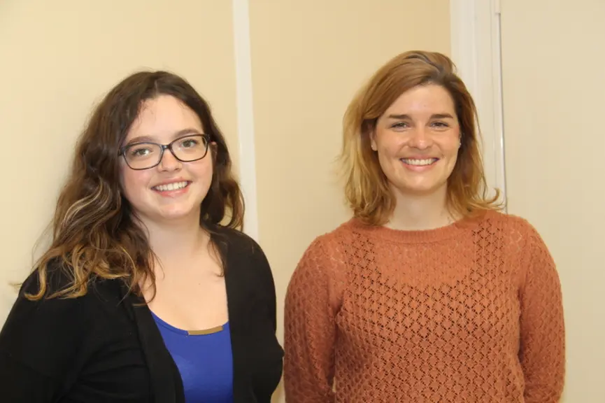 Maéliss Brunon et Mélanie Ropars, du service R&D d'Evel'up. « Malgré quelques points négatifs cités par les éleveurs, tous sont satisfaits de la pratique de sociabilisation précoce des porcelets et la recommandent. » © A. Puybasset