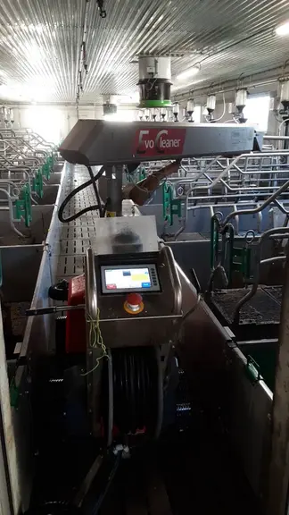 Le bras du robot Evo Cleaner se déplie jusqu’à 4 mètres et la rotabuse est orientable dans toutes les directions. Il peut ainsi laver des objets compl