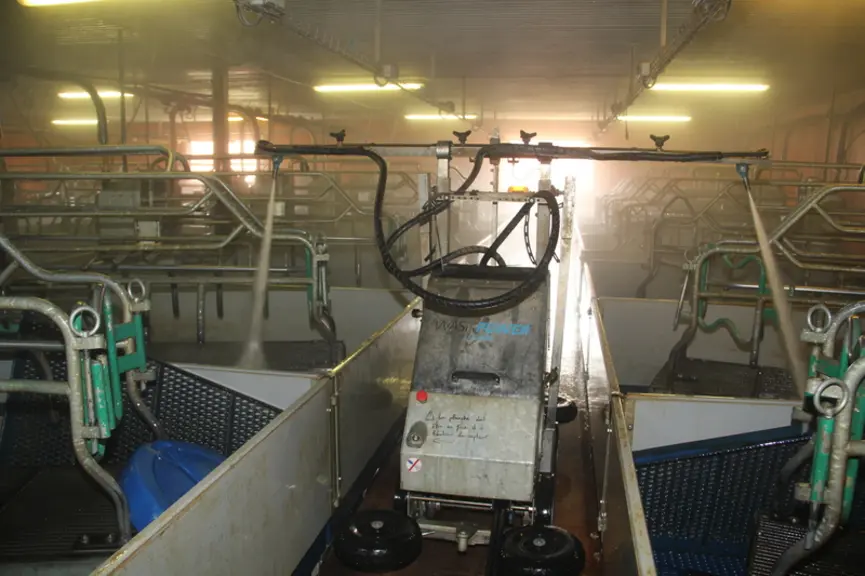 A l'élevage de la Vallée Cavet,  le robot est alimenté par une pompe double à poste fixe de deux fois 30 litres par minute de débit, dans le bloc mate