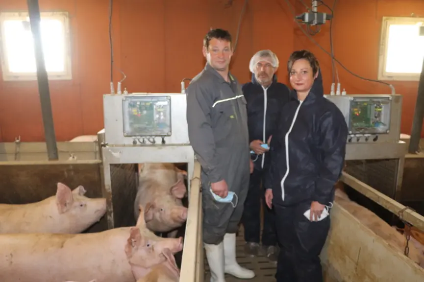 Yann Grelet, avec Jean-Jacques Rocher, technico-commercial Nutréa, et Anne Bouché, responsable marché en nutrition porc Nutréa. L’entreprise a suivi c