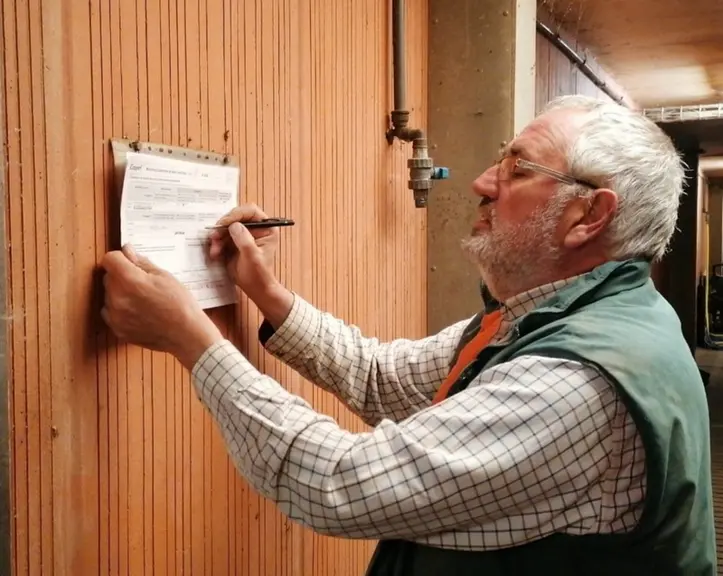 Les cas de morsures sont notés sur la fiche monitoring par Stéphane Savalle © La Coopération Agricole