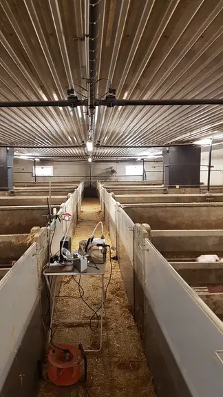 Installés au centre du couloir, les différents équipements mesurent la qualité de l’air pendant 24 heures. © Ifip