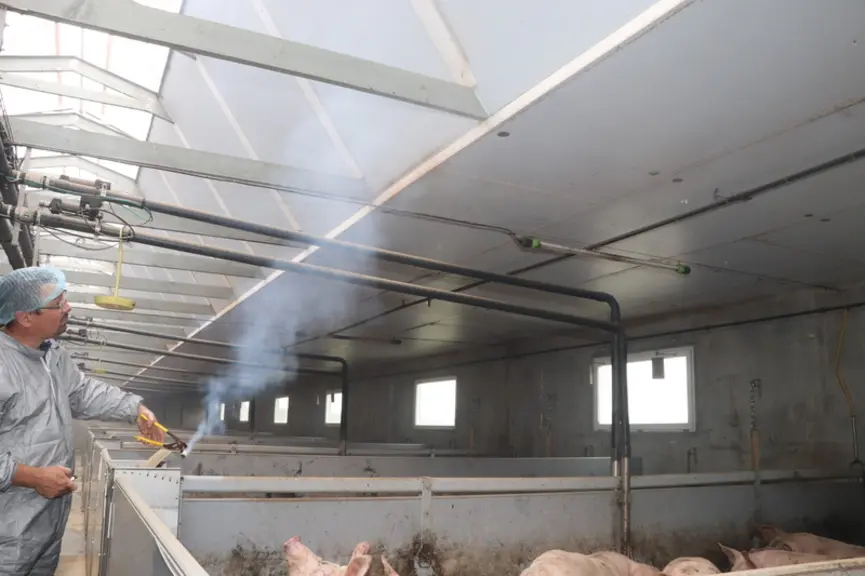 Le flux d'air entrant dans la salle par des poteaux suisses est dirigé vers le fond des cases par un déflecteur mobile.