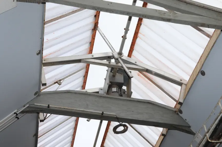 Le lanterneau est constitué de panneaux en polycarbonate maintenus par une ossature en aluminium. Leur ouverture est commandé par le boîtier de régula
