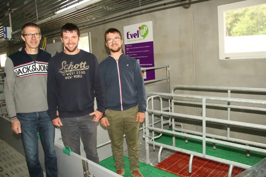 Michel, Adrien et Alexis Desvaux. « Cette configuration de la salle en long permet d’optimiser au mieux la surface au sol du bâtiment, et de ce fait l’investissement par place. »