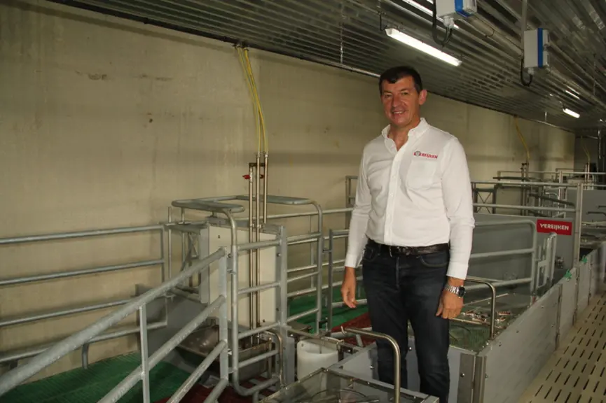 Christophe Pellan, directeur des ventes de Vereijken France. « Les cases sont positionnées longitudinalement à la salle. Un petit passage permet d’accéder facilement à l’auge de la truie et à l’augette des porcelets. »