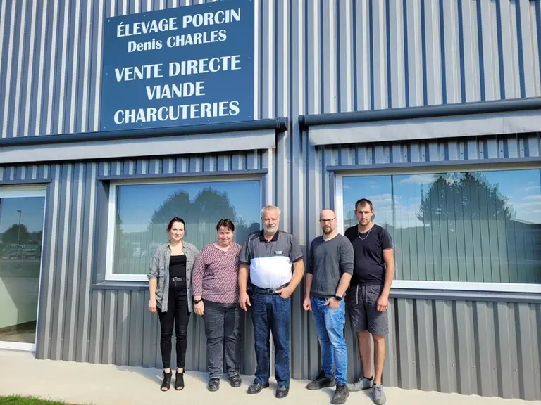 De gauche à droite: Pauline, Noëlle, Denis et Alexandre Charles, et Thomas Ruzzante, associé et co-gérant de l'élevage. « La qualité de la viande des