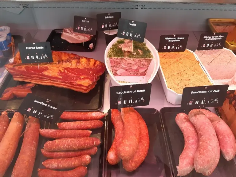 Les carcasses sont transformées en produits de charcuterie, avec notamment le  jambon persillé de Bourgogne (au centre), obtenu par assemblage de morc