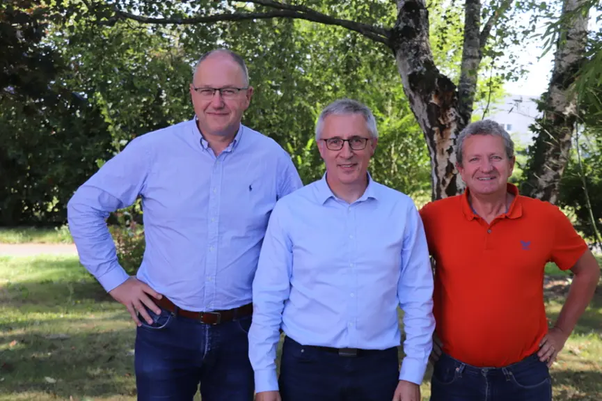 De gauche à droite : Rémy Chemin, responsable technique génétique Cooperl, Jacques Gourmelon, directeur de Nucléus, et Vincent Cousin, responsable technique Nucléus. «Avec le Vigor 4.0, nous recherchons de la vigueur au moment de la lactation pour diminuer le taux de pertes sous la mère.»
