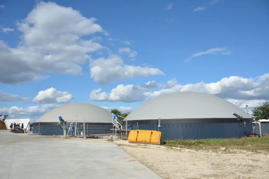 Le biogaz est produit dans le digesteur et post-digesteur de 1 050 m3 chacun.