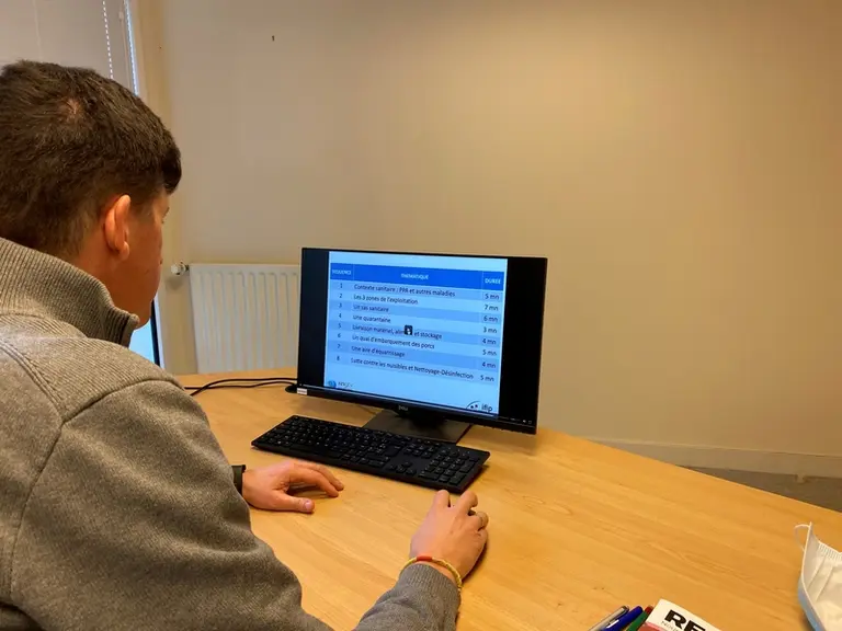 Le salarié peut suivre sa formation en apprenant à son rythme, sans avoir besoin de se déplacer.