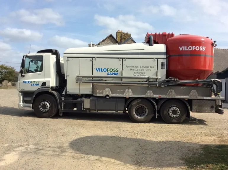 Feedwest fabrique les aliments à la ferme en camion