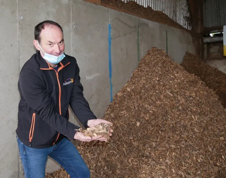 Pascal Boury, à Lizio. « Le silo ouvert de plaquettes est réapprovisionné une à deux fois par mois selon la saison.»