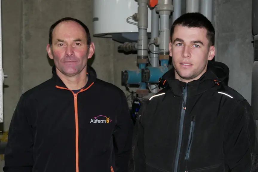 Pascal et Thomas Boury. «Investir dans une chaudière à bois permettait de réduire le coût de l’énergie tout en valorisant le temps que nous passions à l’entretien annuel de nos haies. »