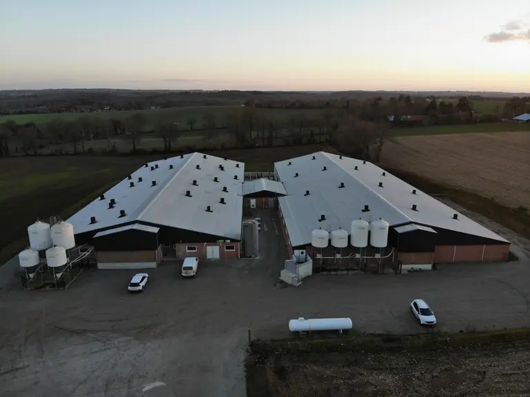 Le bloc naissage de la SCEA de Kerbic est constitué de deux bâtiments reliés entre eux par un couloir donnant accès à un local technique et à la chauf