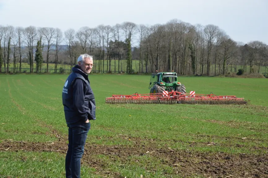Le cahier des charges Envi demande une production sans herbicides, fongicides et insecticides. Denis Domagné gère le désherbage de façon mécanique. Qu