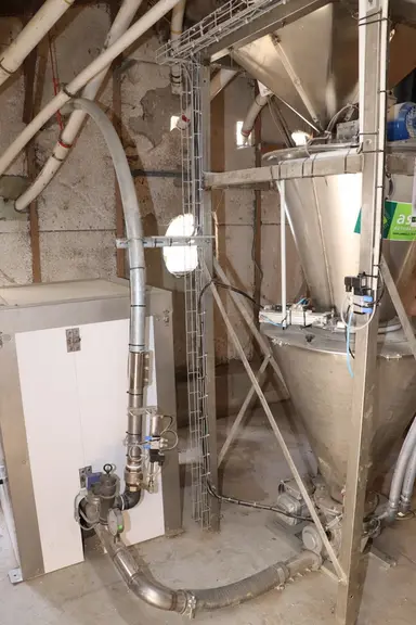 5)La distribution d’aliment de tout l’élevage est assurée par un multiphase Optimat air. L’avantage de ce système est de regrouper tous les silos au m
