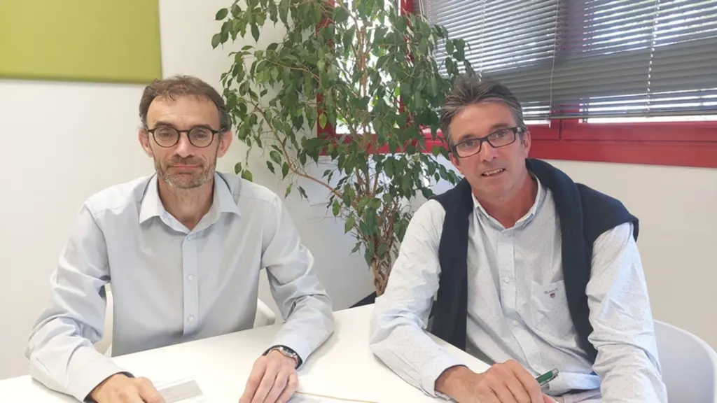 Sébbastien Douet, nutritionniste, et Christian Debevere, responsable du pôle porc Techna. « Les prix des coproduits issus de l’industrie des biocarbur