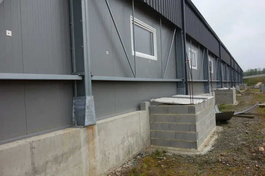 Des brise-vent ont été aménagés autour des entrées d’air pour éviter les coups de vents dans les salles.