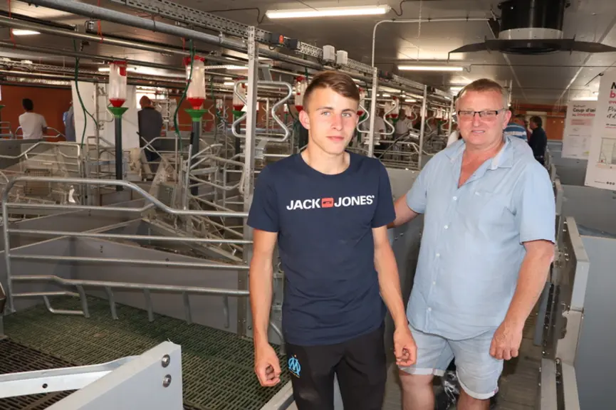 Stéphane Macé (à droite), avec Mathéo Hesry, son apprenti. «Je mets en place tous les éléments qui me permettront à terme de transmettre mon exploitat