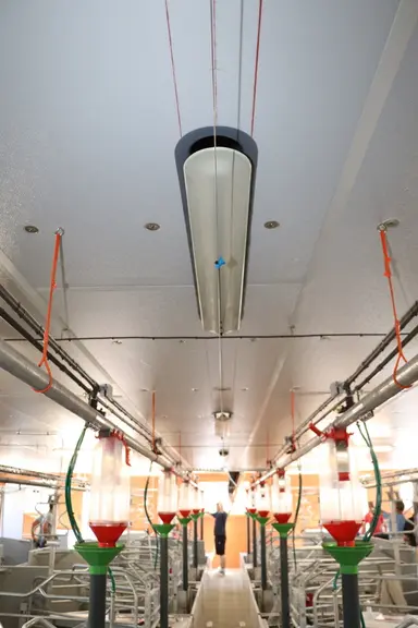 Les trappes régulées Twin'air de Sodalec situées au dessus du couloir central de la salle diffusent l'air horizontalement au dessus des cases.