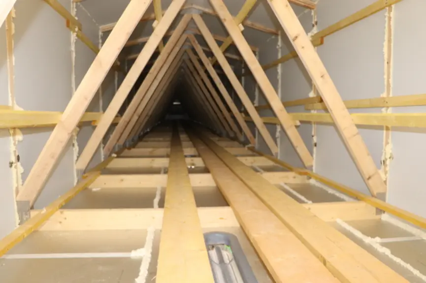 L'air entre dans les combles uniquement par une gaine située au dessus des trappes régulées, limitant ainsi la surface à isoler.