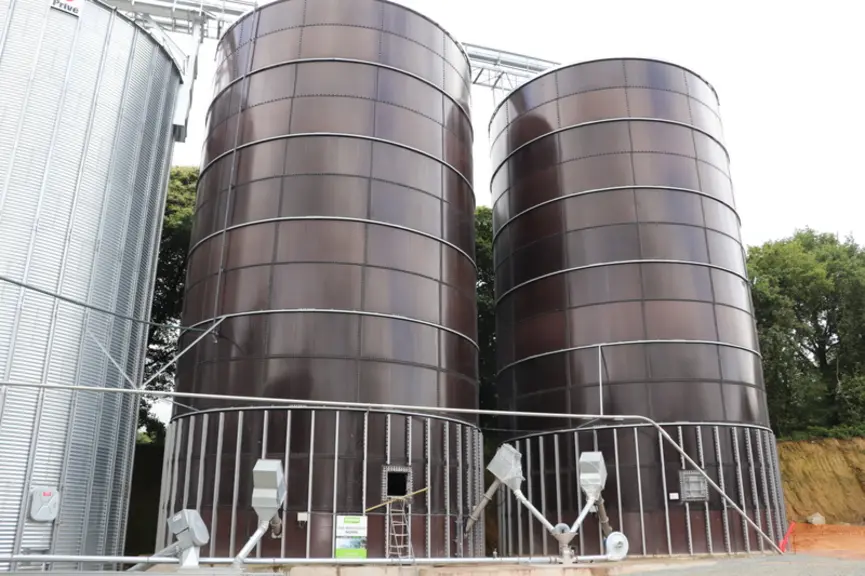 3 000 tonnes de maïs sont récoltés sous forme humide, dans des silos tours qui s'intègrent dans le paysage.