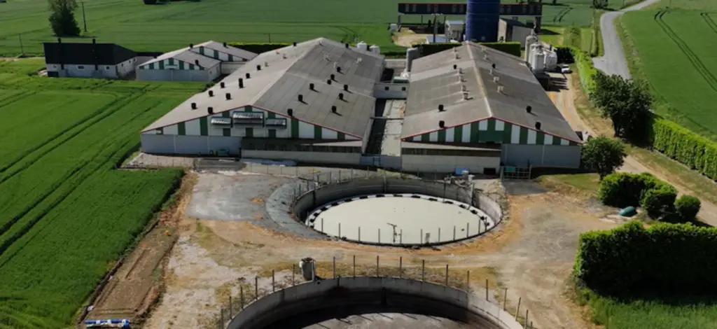 Le biogaz récupéré dans la fosse à lisier est brulé pour produire de l'eau chaude nécessaire au chauffage des maternités et du post-sevrage.