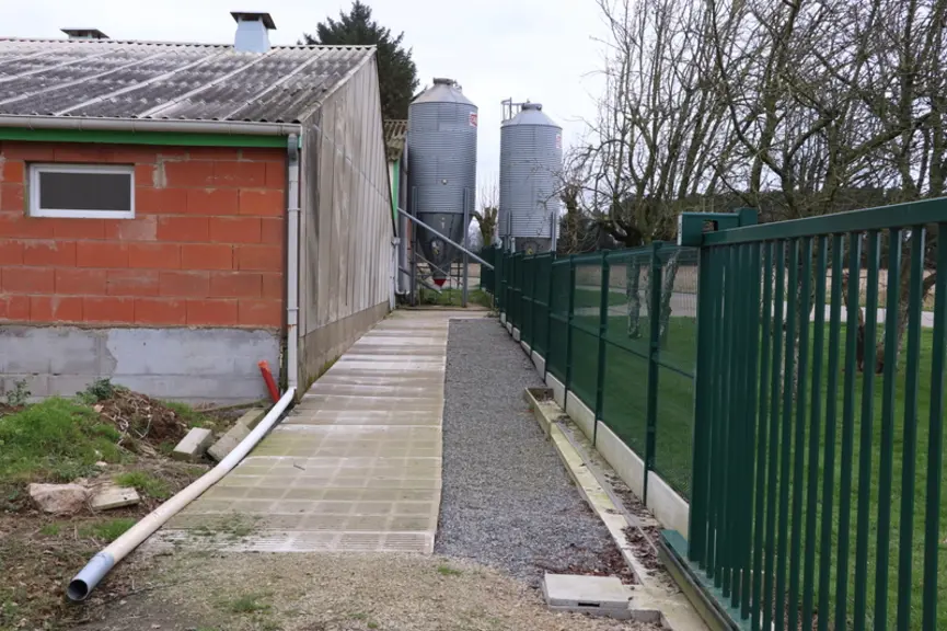 Le périmètre de la zone professionnelle est délimité par un grillage et des portails aux entrées. Les abords des bâtiments ont été dégagés pour empêch