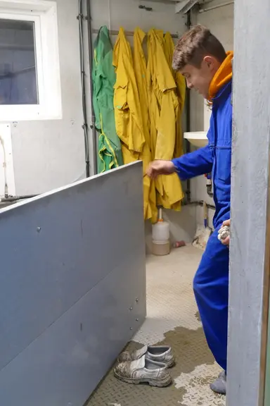 La cote bleue est la tenue utilisée pour circuler dans la zone professionnelle  à l’extérieur des bâtiments. Dans le sas du post sevrage, la zone prop