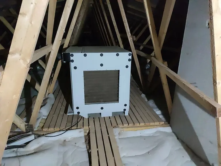 L'aérotherme Biomin situé dans les combles pulse un air chaud dans des gaines rigides jusqu'aux bouches de soufflage situées au plafond des salles de post-sevrage. 