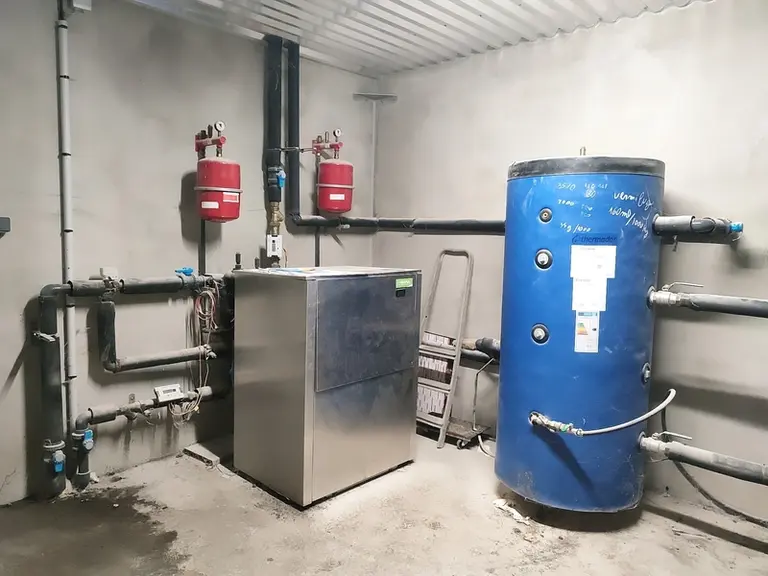La pompe à chaleur  récupère les calories du lisier pour chauffer un circuit d'eau chaude jusqu'à un aérotherme.