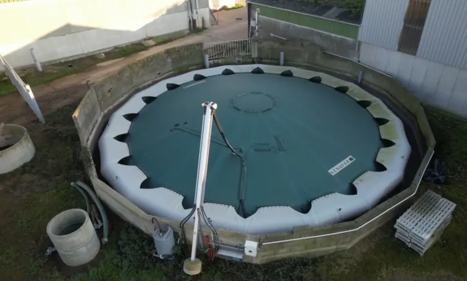La couverture flottante Nénufar installée sur la fosse à lisier de 450 m3, permet de produire un biogaz qui sert à chauffer le bâtiment de post-sevrag