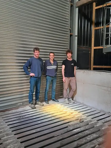 De gauche à droite : Charles Nevannen, Manu Stéphant (salarié) et Corentin Nevannen, de la SCEA de Restrezerch. «Avec cette diversité de matières prem