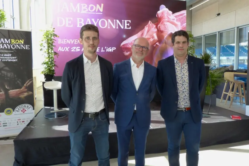 Guillaume Cassagnau (à gauche) et Gautier Moureu (à droite), deux éleveurs porcins venus témoigner de la conjoncture de la filière, entourent Pierre H