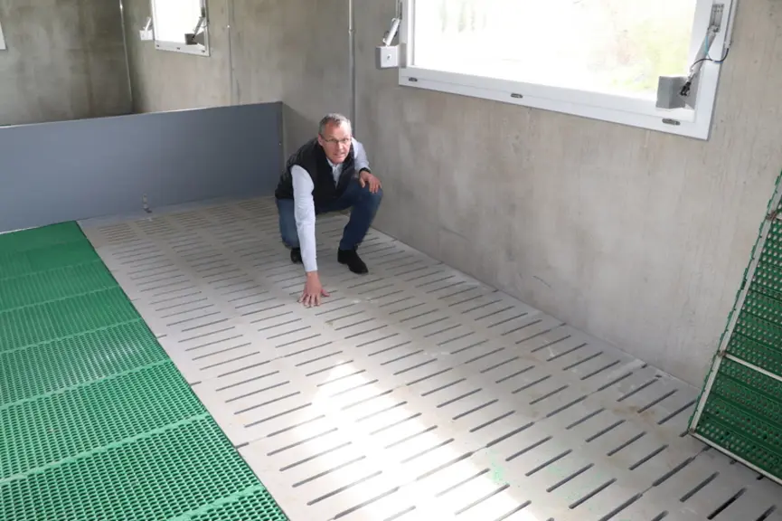 Le caillebotis chauffant béton procure aux porcelets un sol chaud en début de post-sevrage. Il permet ensuite de maintenir le sol propre à cet endroit